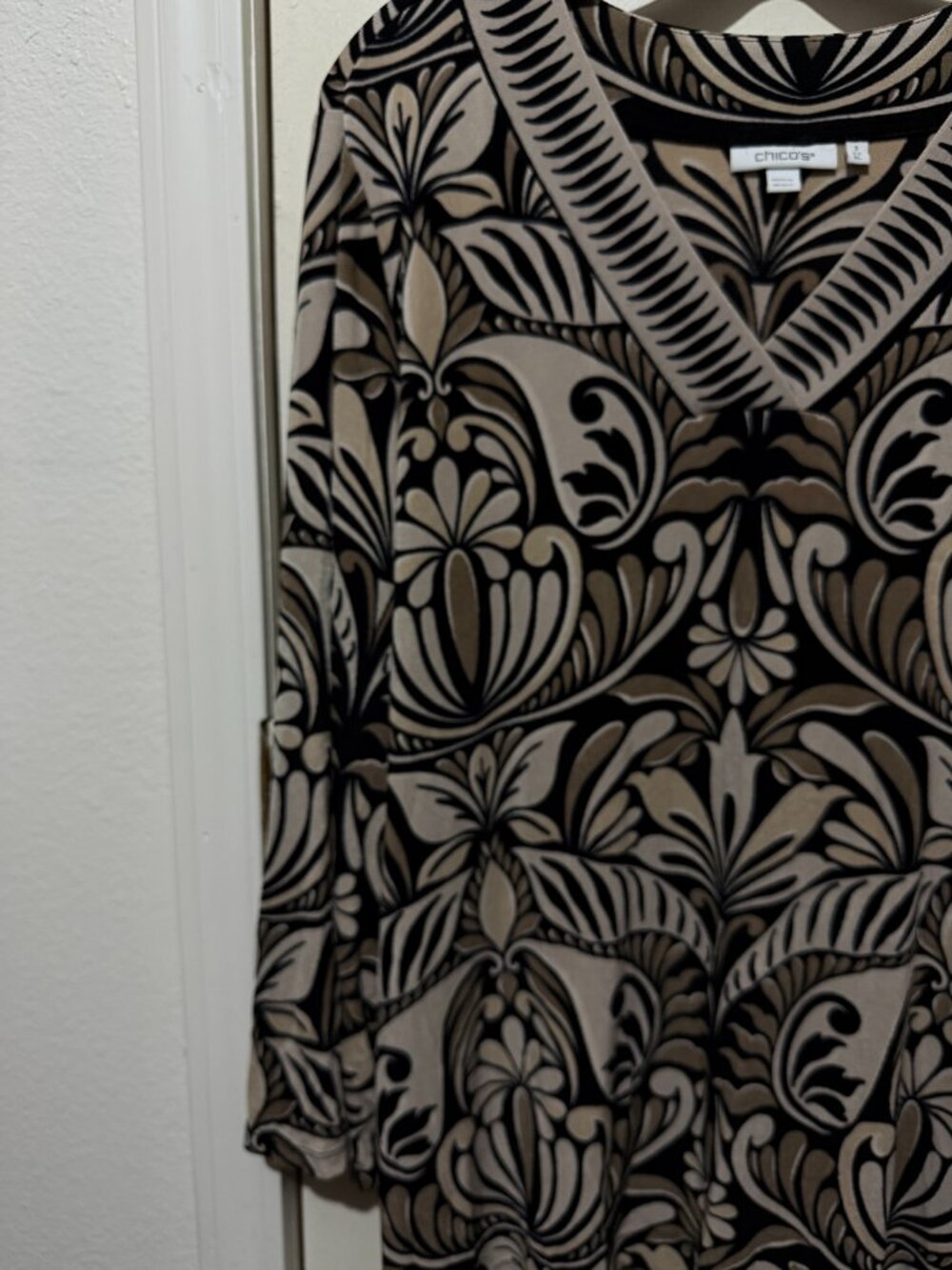 Chico's Size 3 XL Black Beige Paisley Scroll V-Neck Long Sleeve Tunic Top - Picture 7 of 16